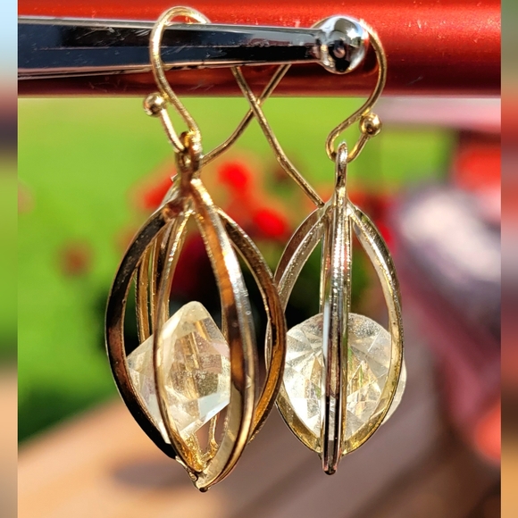 💞💗 Vintage Gold Tone Round Faceted Glass Stone Encased Caged Earrings - Picture 6 of 7
